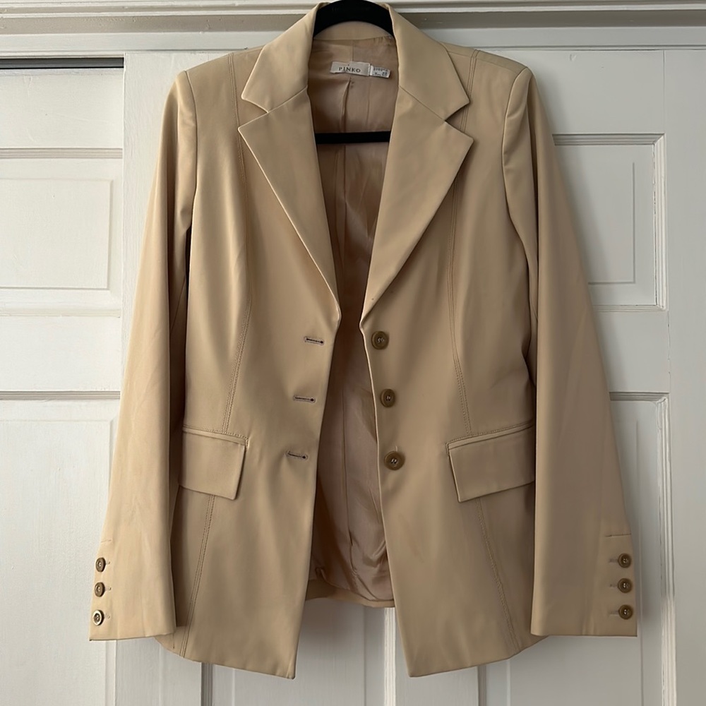 Pinko jacket size 8 - stunning cut with nice detailing - tan